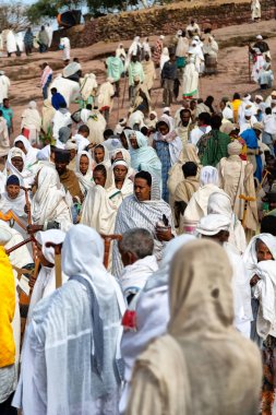 Etiyopya, Lalibela-Ocak 2018--genna celebratio kalabalık içinde kimliği belirsiz kişi dolaylarında
