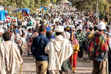 Etiyopya, Lalibela-Ocak 2018--genna celebratio kalabalık içinde kimliği belirsiz kişi dolaylarında