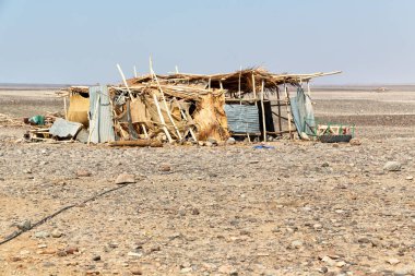 Etiyopya Afrika'da insanların taş çöldeki zavallı bir eve