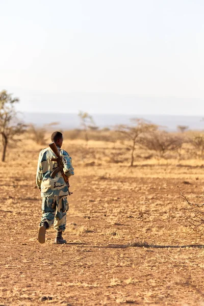 Afrika Land Äthiopien Ein Schwarzer Soldat Mit Seiner Waffe Der — Stockfoto