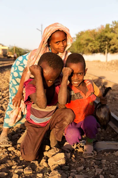 Etiyopya Danakil Ocak 2018 Tanımlanamayan Küçük Çocukların Demiryolu — Stok fotoğraf