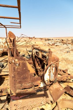 Danakil Etiyopya Afrika'da eski İtalyanca paslı Köyü antika araba ve sıcak