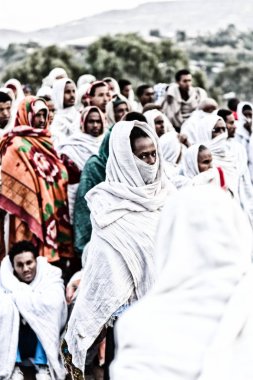 Etiyopya, Lalibela-Ocak 2018--genna celebratio kalabalık içinde kimliği belirsiz kişi dolaylarında
