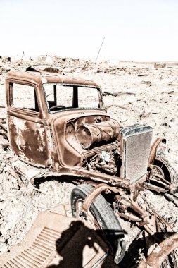 Danakil içinde eski Etiyopya Afrika'da İtalyan Köyü koloni paslı antika araba ve korku kıyamet sıcak kavramı terk 