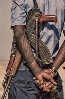 danakil Etiyopya Afrika tüfek ve güvenlik ve koruma görevlisi kavramı arkası