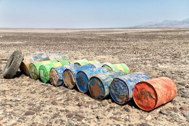 Danakil Etiyopya Afrika'da petrol abandonated biohazard çöl kavramında kutular.