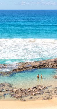 Avustralya'da fraser ada okyanus dalgası kayalarda çevre beach