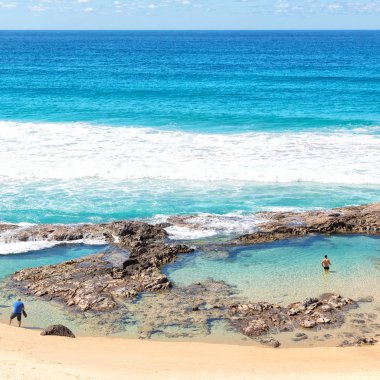 Avustralya'da fraser ada okyanus dalgası kayalarda çevre beach