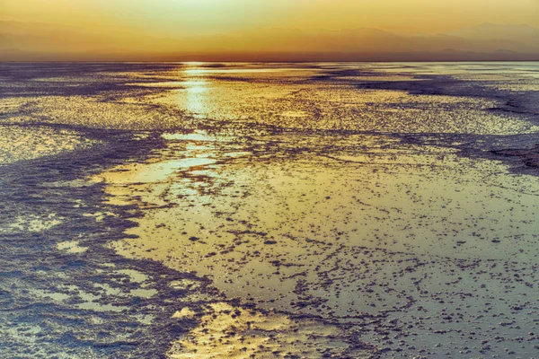 Ethiopia áfrica o reflexo do pôr do sol no lago salgado — Fotografia de Stock