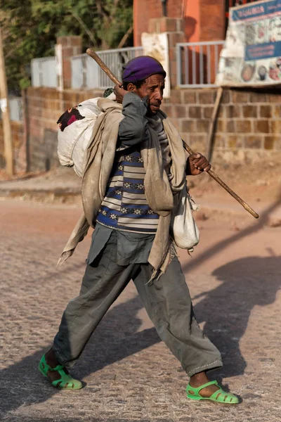 ETIOPÍA, LALIBELA-CIRCA ENERO 2018- hombre no identificado caminando — Foto de Stock