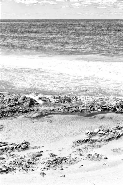 La playa cerca de las rocas en la ola del océano —  Fotos de Stock