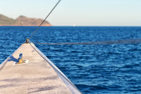 Konzept von Sport und Entspannung auf dem Katamaran-Deck — Stockfoto