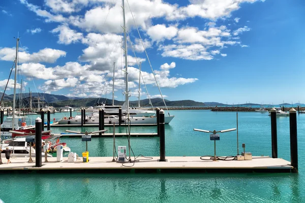 I Australien och båten i bryggan nära havet — Stockfoto