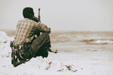  siyah bir asker ve silahını yatılı arıyorsunuz