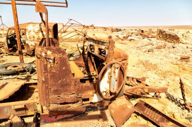 Danakil Etiyopya Afrika'da eski İtalyanca paslı Köyü antika araba ve sıcak