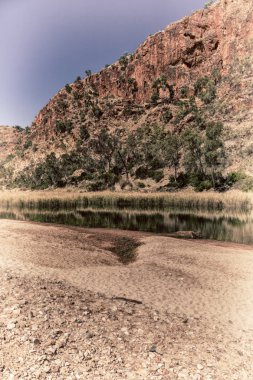 ve nehir kenarında doğa dağ