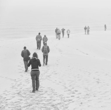  sis ve insanlar kışın plaj