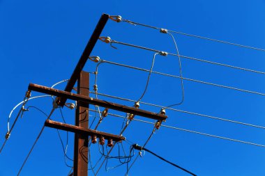 güç hattı açık havada elektrik direği ile