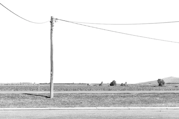 Linha de energia com poste elétrico no céu claro — Fotografia de Stock