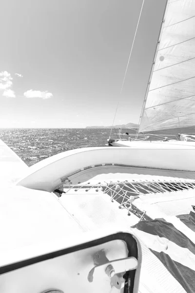 Concept van sport en ontspan in het dek catamaran — Stockfoto
