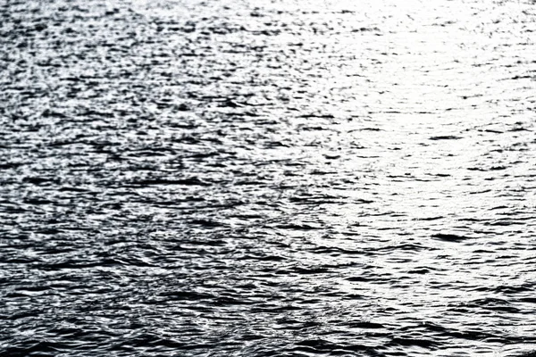 El concepto de relajarse en el reflejo del mar del sol dorado — Foto de Stock