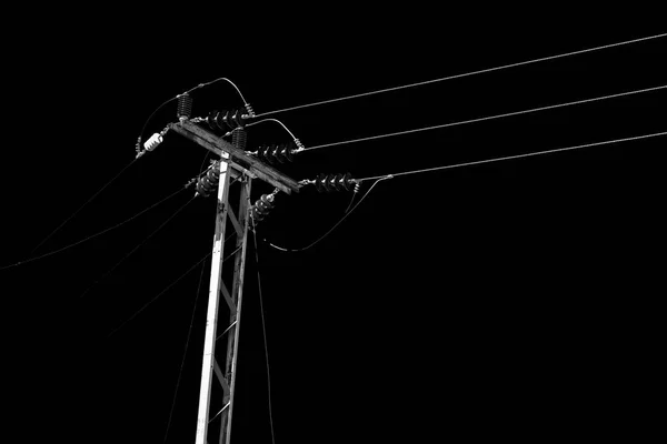 Linha de energia com poste elétrico no céu claro — Fotografia de Stock