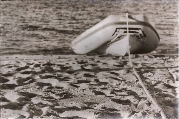 V moři oceánu gumovém člunu — Stock fotografie