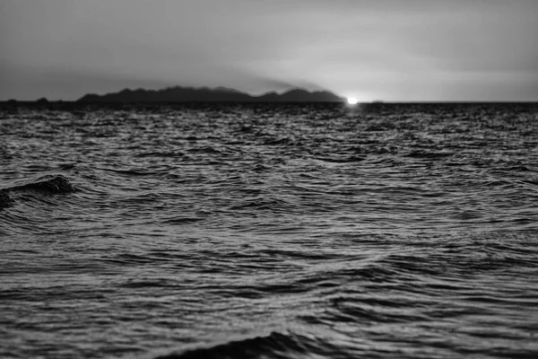 Der Sonnenuntergang im Ozean wie ein Konzept der Entspannung — Stockfoto