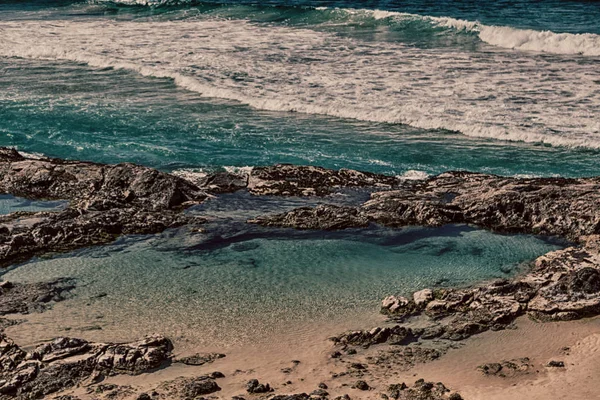 Avustralya'da plaja ada ağaç ve kayalar — Stok fotoğraf