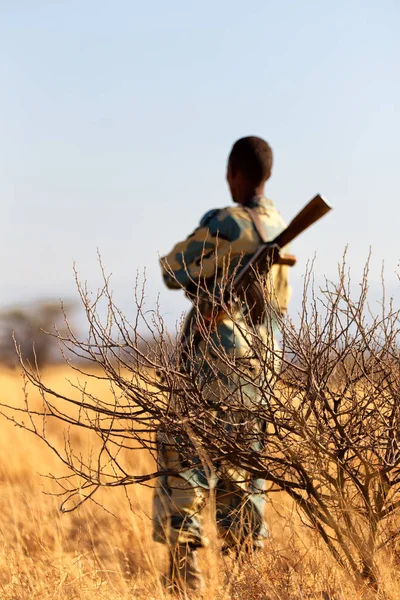 Etiyopya kara Afrika'da siyah bir asker ve silahını yatılı seyir bulanık
