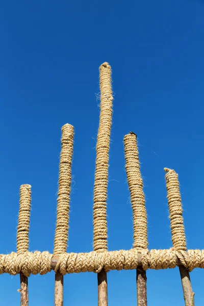 Абстрактний в небі бамбук і мотузка — стокове фото