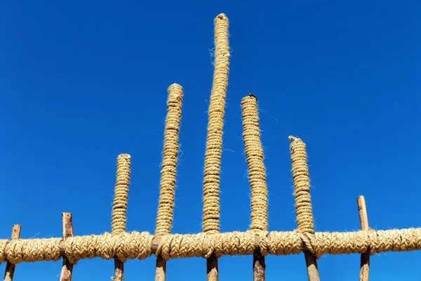 Astratto nel cielo bambù e corda — Foto Stock
