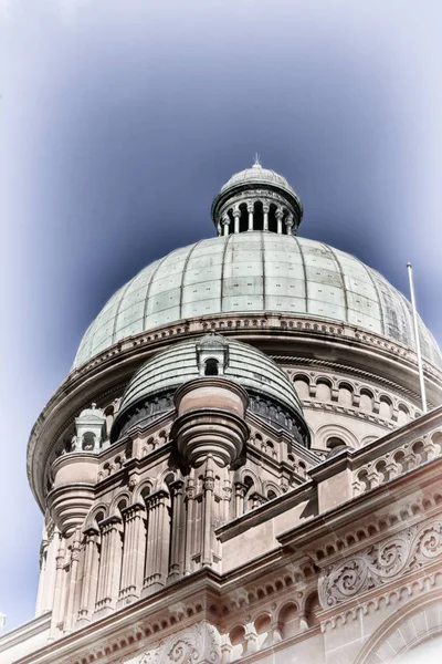 L'antico edificio e la cupola — Foto Stock