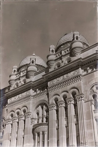 El edificio antiguo y la cúpula — Foto de Stock