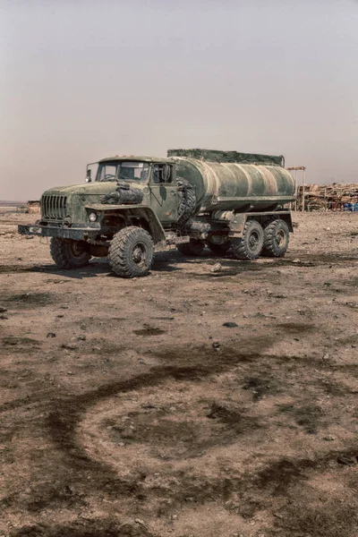 In de vuile grond Afrika de militaire truck — Stockfoto