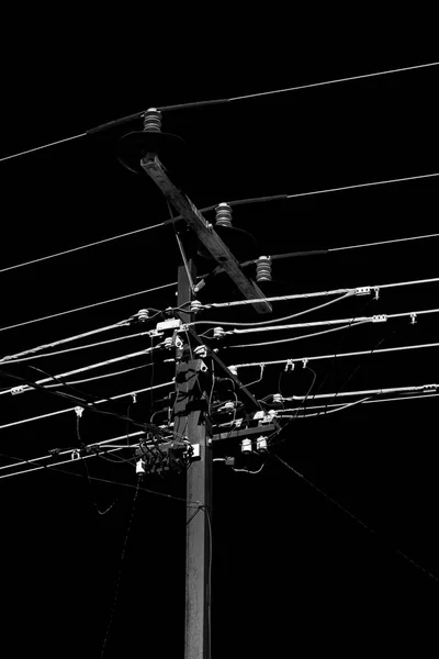 Электрическая линия с электрическим полюсом в ясном небе — стоковое фото
