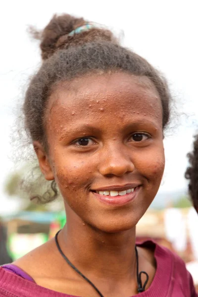 In lalibela ethiopia una giovane ragazza nella celebrazione — Foto Stock
