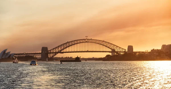 Austalia シドニーと日の出橋の湾で — ストック写真