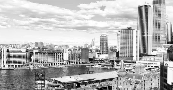 Von der Brücke aus das Büro und die Skyline — Stockfoto