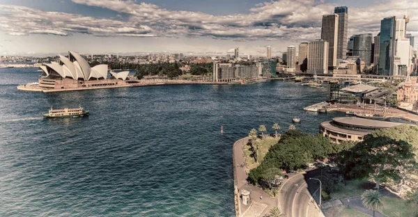Avustralya, Sydney-Ağustos 2017-opera binası ve tekne yaklaşık — Stok fotoğraf