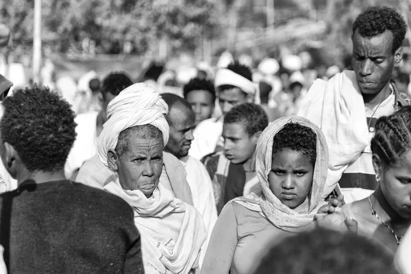 A lalibela etiopia il mercato pieno di persone nella celebrazione — Foto Stock