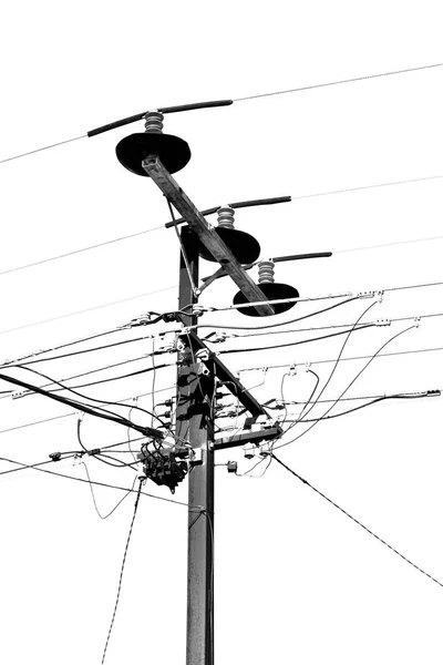 Лінія електропередачі з електричним полюсом у чистому небі — стокове фото