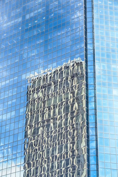 Der Reflex des Wolkenkratzers im Fenster — Stockfoto