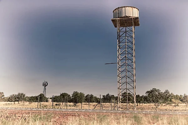 En el interior con línea de asfalto y tanque de agua — Foto de Stock