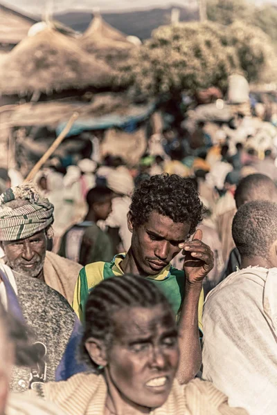 Em lalibela ethiopia o mercado cheio de pessoas no celebratio — Fotografia de Stock