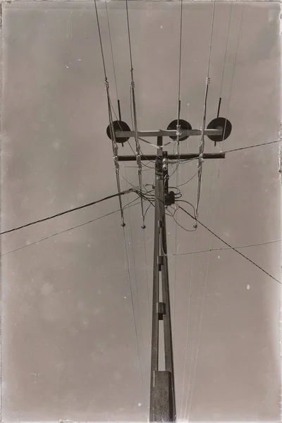 Hochspannungsleitung mit Strommast im klaren Himmel — Stockfoto