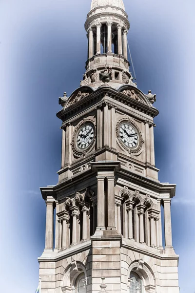 In sydney der antike uhrturm am himmel — Stockfoto