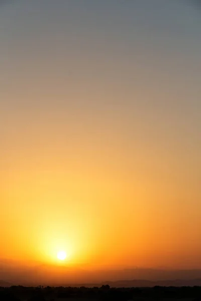 Черный силуэт муаина и восхода солнца — стоковое фото