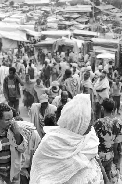 A lalibela etiopia il mercato pieno di persone nella celebrazione — Foto Stock