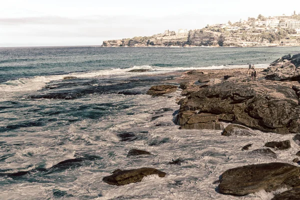 A baía a rocha e o oceano — Fotografia de Stock